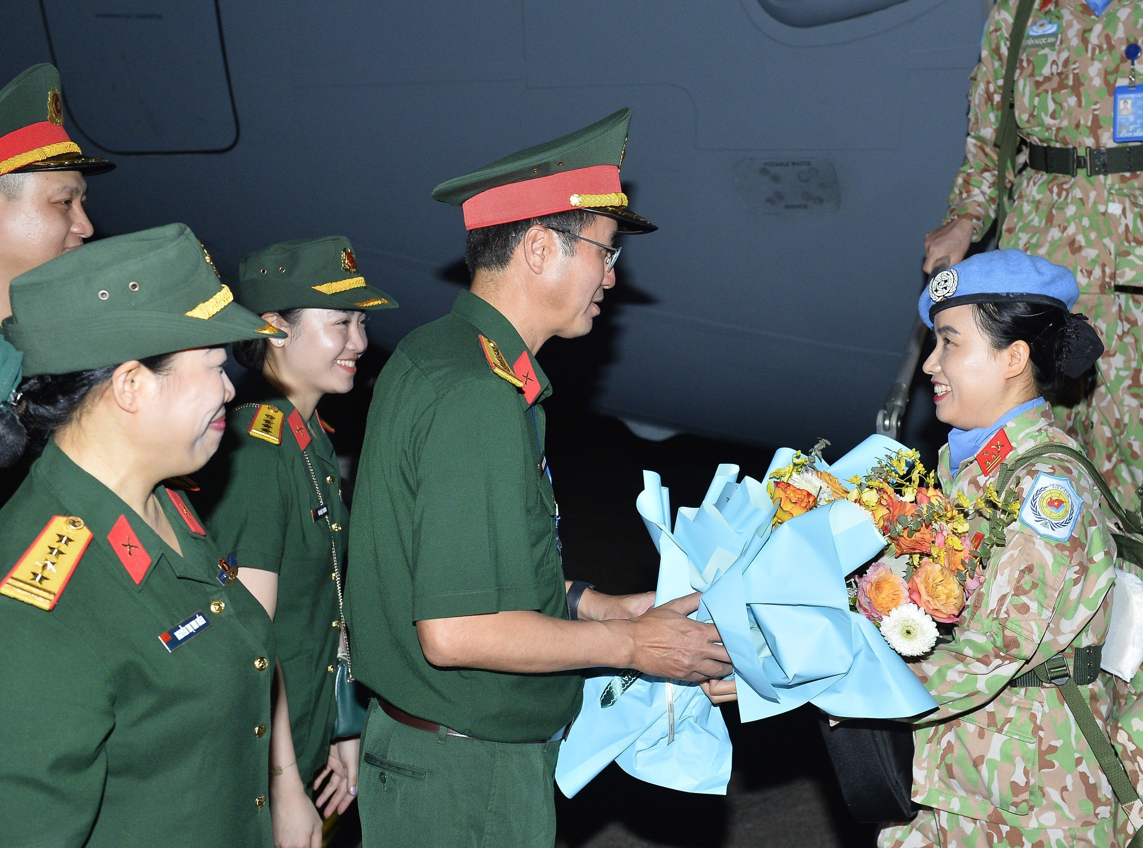 Đại tá Phạm Mạnh Thắng, Cục trưởng Cục GGHB Việt Nam tặng hoa chúc mừng đại điện Ban Giám đốc BVDC2.4 hoàn thành nhiệm vụ